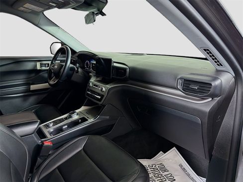 Used 2022 Ford Explorer XLT w/ Equipment Group 202A image 30