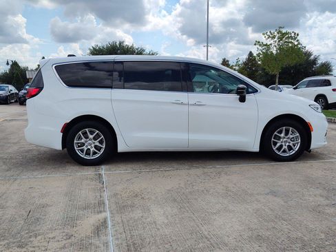 Used 2024 Chrysler Pacifica Touring-L FWD image 9