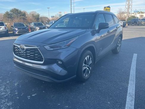 Used 2022 Toyota Highlander XLE image 1