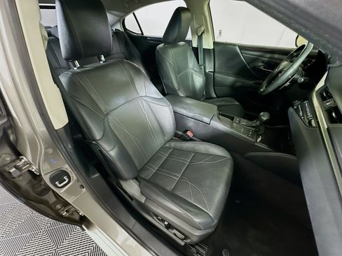 Used 2019 Lexus ES 300h w/ Accessory Package 2 FWD image 33
