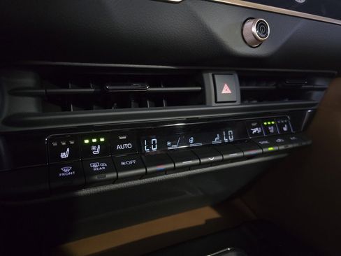 Used 2025 Toyota Crown Signia XLE image 22