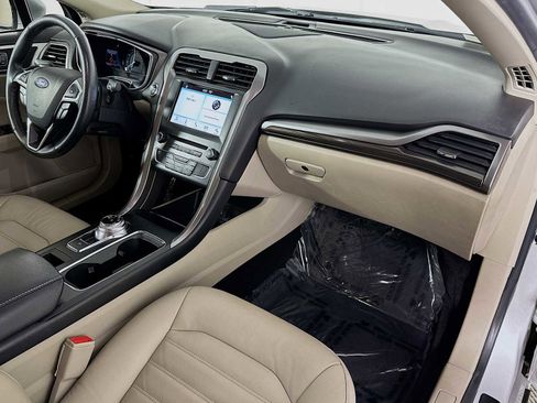 Used 2017 Ford Fusion SE w/ Fusion SE Technology Package image 26