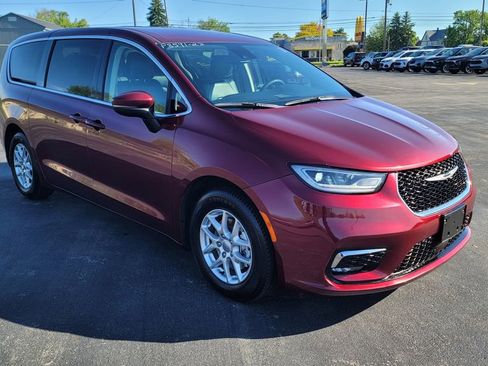 Used 2023 Chrysler Pacifica Touring-L FWD image 16