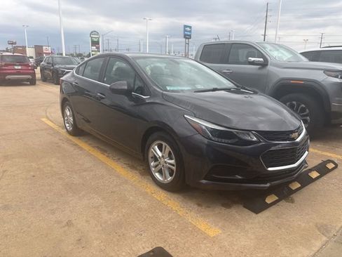 Used 2017 Chevrolet Cruze LT FWD image 1