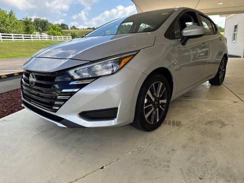 Used 2025 Nissan Versa SV FWD image 11
