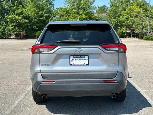 Used 2021 Toyota RAV4 LE FWD image 4