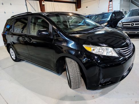 Used 2015 Toyota Sienna LE FWD image 10