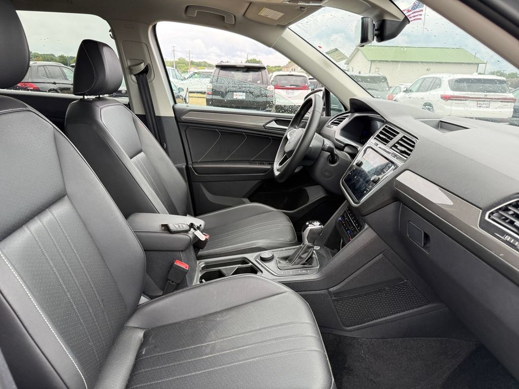 Used 2023 Volkswagen Tiguan SE AWD/4WD image 36