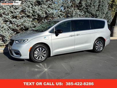 Used 2024 Chrysler Pacifica Select