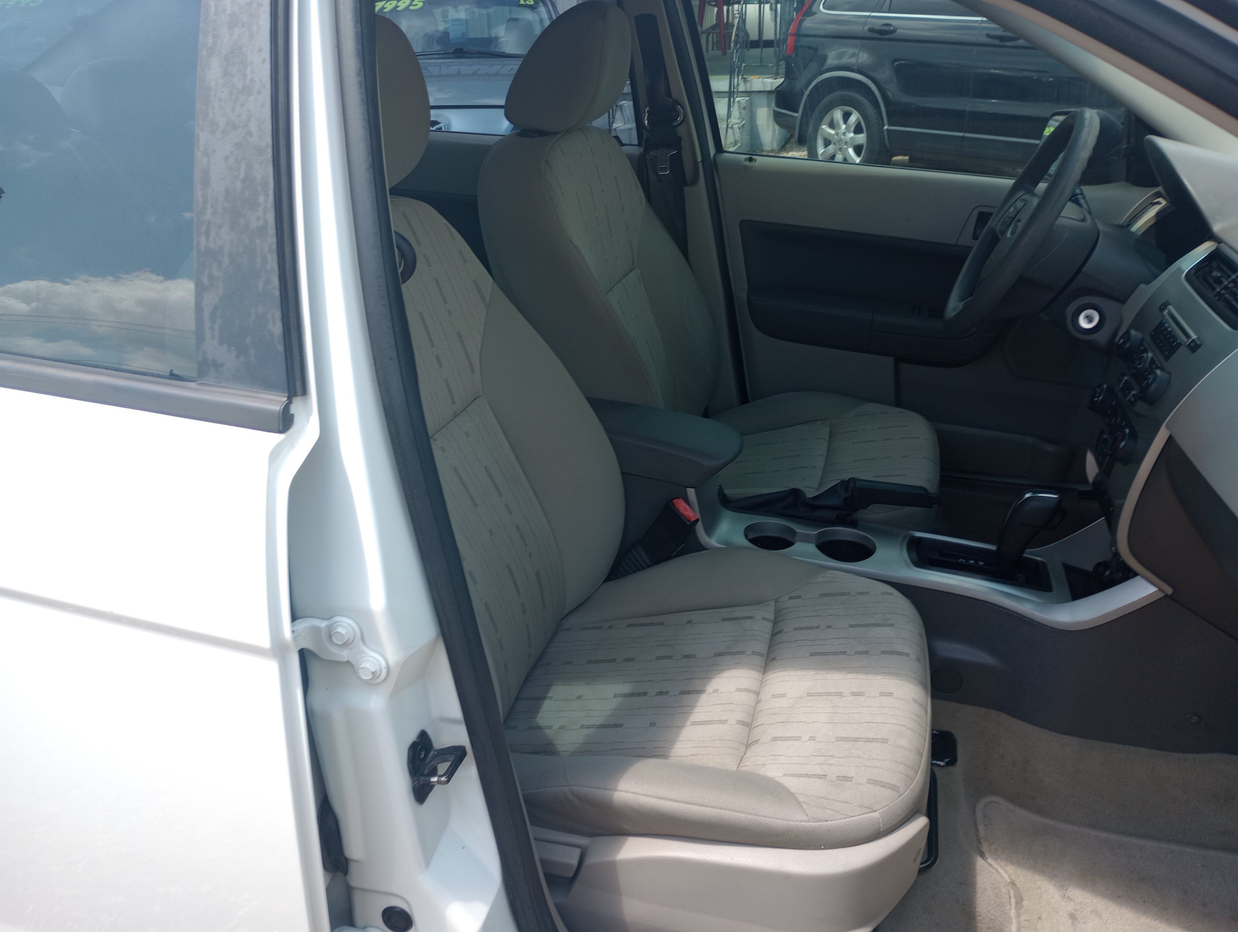 Used 2010 Ford Focus SE FWD image 13