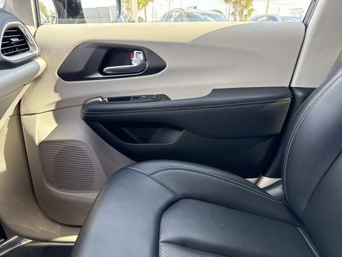 Used 2024 Chrysler Pacifica Touring-L image 28