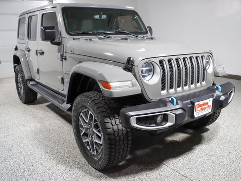 Used 2022 Jeep Wrangler Unlimited Sahara w/ Cold Weather Group AWD/4WD image 5