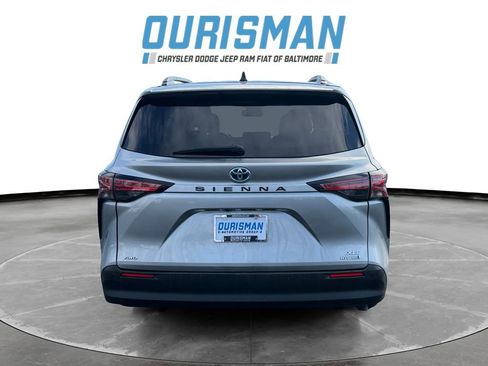 Used 2022 Toyota Sienna XLE image 5