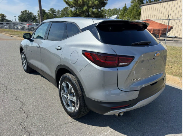 Used 2025 Chevrolet Blazer LT FWD image 11