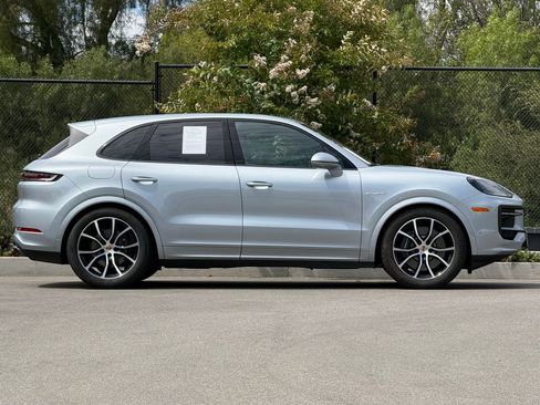 Used 2026 Porsche Cayenne E-Hybrid AWD/4WD image 8
