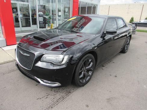 Used 2023 Chrysler 300 S RWD image 2