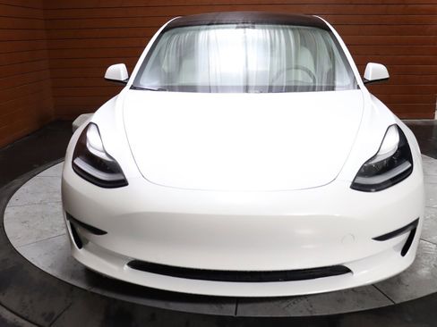 Used 2022 Tesla Model 3 Standard Range image 2