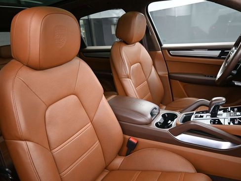 Certified 2022 Porsche Cayenne Turbo S AWD/4WD image 30