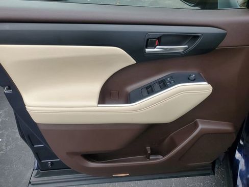 Used 2022 Toyota Highlander XLE FWD image 14