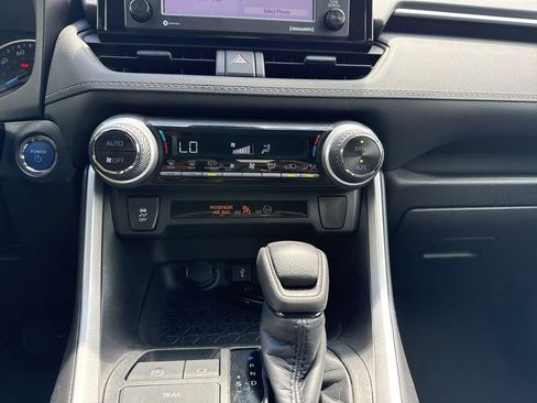 Used 2021 Toyota RAV4 XLE AWD/4WD image 22