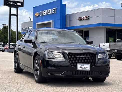 Used 2023 Chrysler 300 Touring w/ Sport Appearance Package RWD image 2