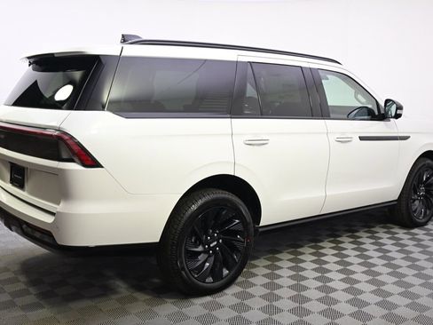 New 2026 Lincoln Navigator Reserve w/ Jet Appearance Package AWD/4WD image 7
