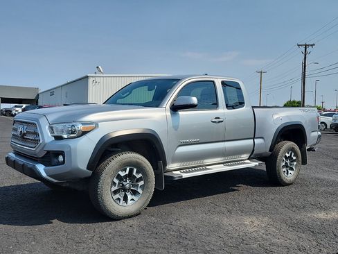 Used 2017 Toyota Tacoma TRD Off-Road w/ Tow Package AWD/4WD image 1