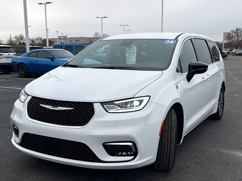 Used 2025 Chrysler Pacifica Select w/ Uconnect Theater Family Group image 7