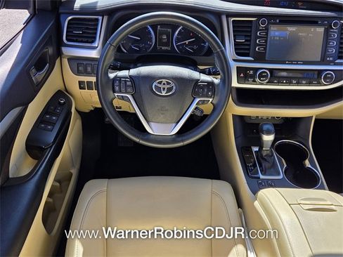 Used 2019 Toyota Highlander XLE image 7