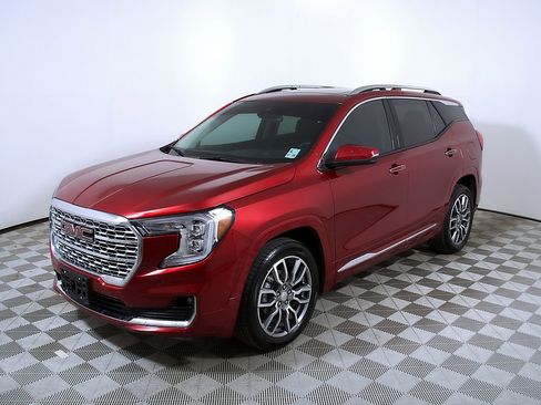 Used 2024 GMC Terrain Denali w/ Denali Premium Package AWD/4WD image 3