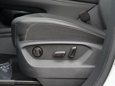 Used 2025 Volkswagen Atlas SE image 17