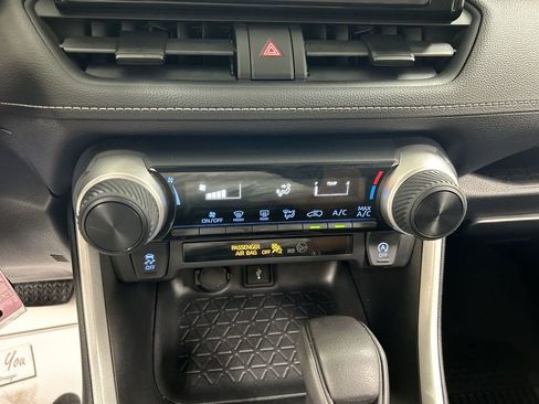 Used 2021 Toyota RAV4 LE AWD/4WD image 16