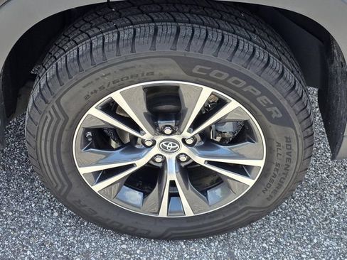 Used 2018 Toyota Highlander Plus FWD image 35