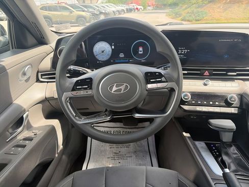 Used 2024 Hyundai Elantra SEL FWD image 14