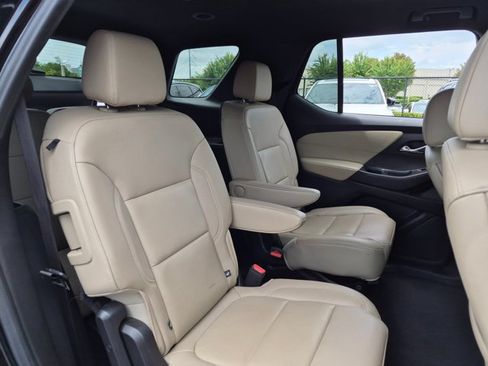 Used 2022 Chevrolet Traverse LT FWD image 18
