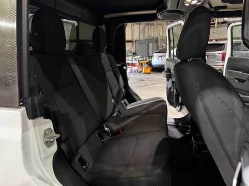 Used 2020 Jeep Gladiator Sport image 23