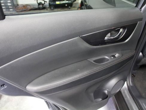 Used 2017 Nissan Rogue SV w/ SV Premium Package AWD/4WD image 22