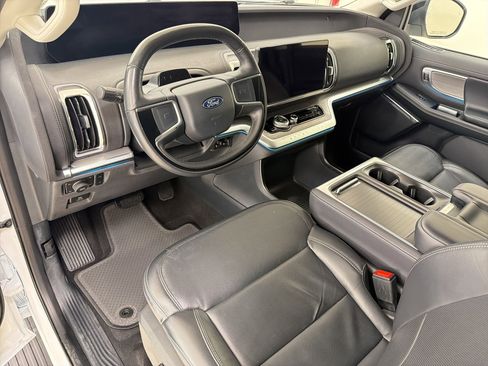Certified 2025 Ford Expedition Max Platinum AWD/4WD image 4