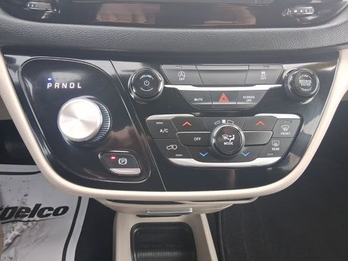 Used 2023 Chrysler Voyager LX image 24