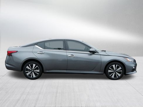 Used 2022 Nissan Altima 2.5 SV image 2