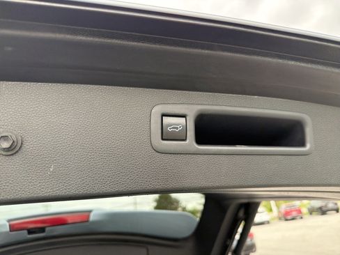 Used 2021 Toyota Highlander XLE AWD/4WD image 60