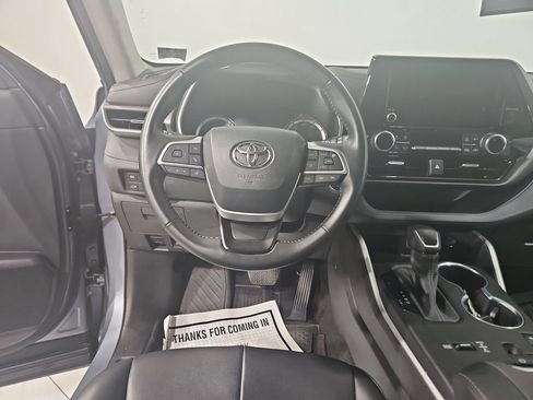 Used 2023 Toyota Highlander XLE AWD/4WD image 14