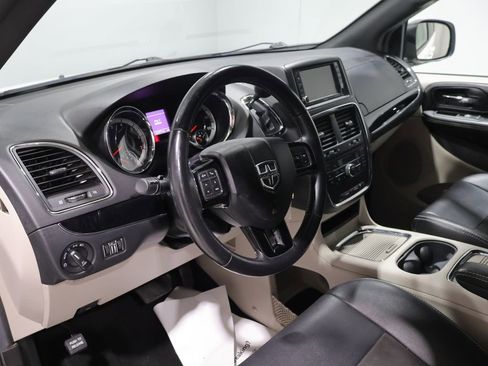 Used 2019 Dodge Grand Caravan SXT w/ Driver Convenience Group FWD image 15