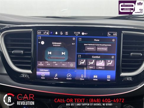 Used 2023 Chrysler Pacifica Touring-L FWD image 16