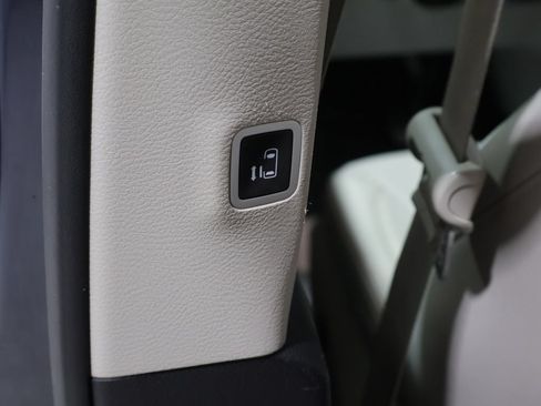 Used 2021 Chrysler Pacifica Touring-L FWD image 19
