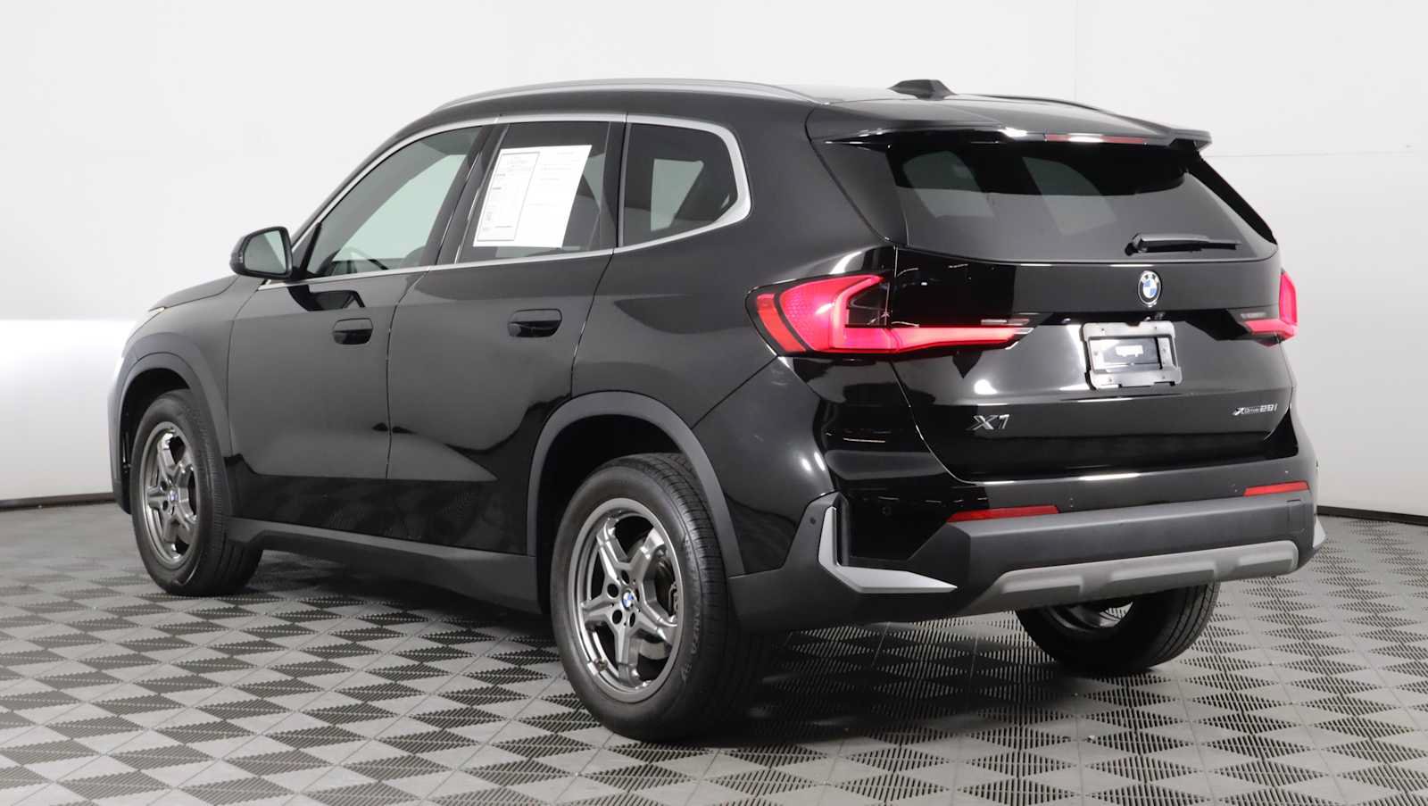Used 2023 BMW X1 xDrive28i w/ Convenience Package AWD/4WD image 4