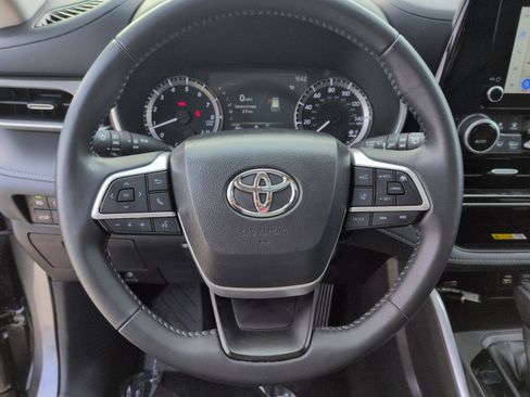 Used 2024 Toyota Highlander LE image 16