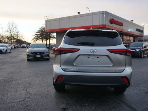 Used 2023 Toyota Highlander XLE image 5