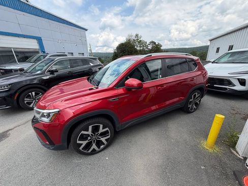 Used 2023 Volkswagen Taos SEL AWD/4WD image 2