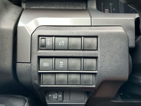 Used 2025 Toyota Tacoma SR5 AWD/4WD image 17